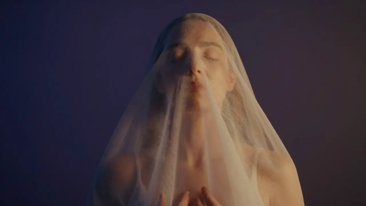 Knižní záběr na tvář ženy vyjadřující hluboké uvolnění a emocionální release.